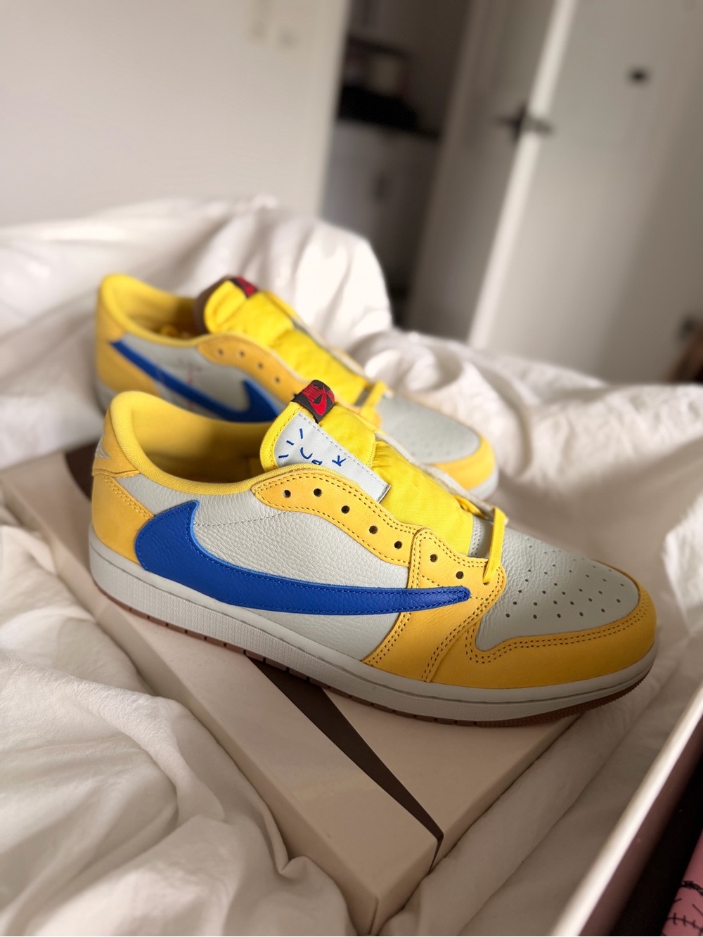 Travis Scott x Wmns Jordan 1 Retro Low OG SP ‘Canary’ - Picture 10 of 16